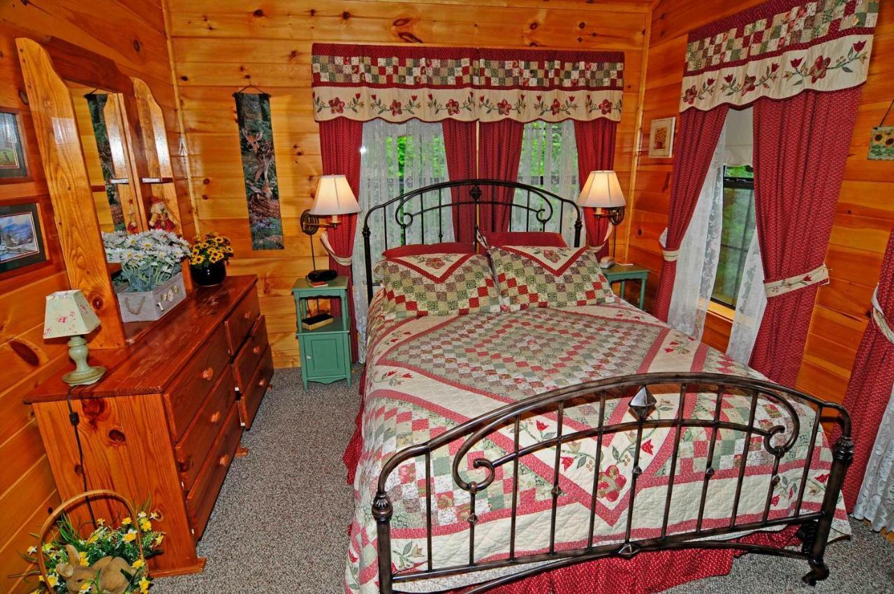 2061 Say It With Love 1 Bedroom Cabin Gatlinburg Exterior photo